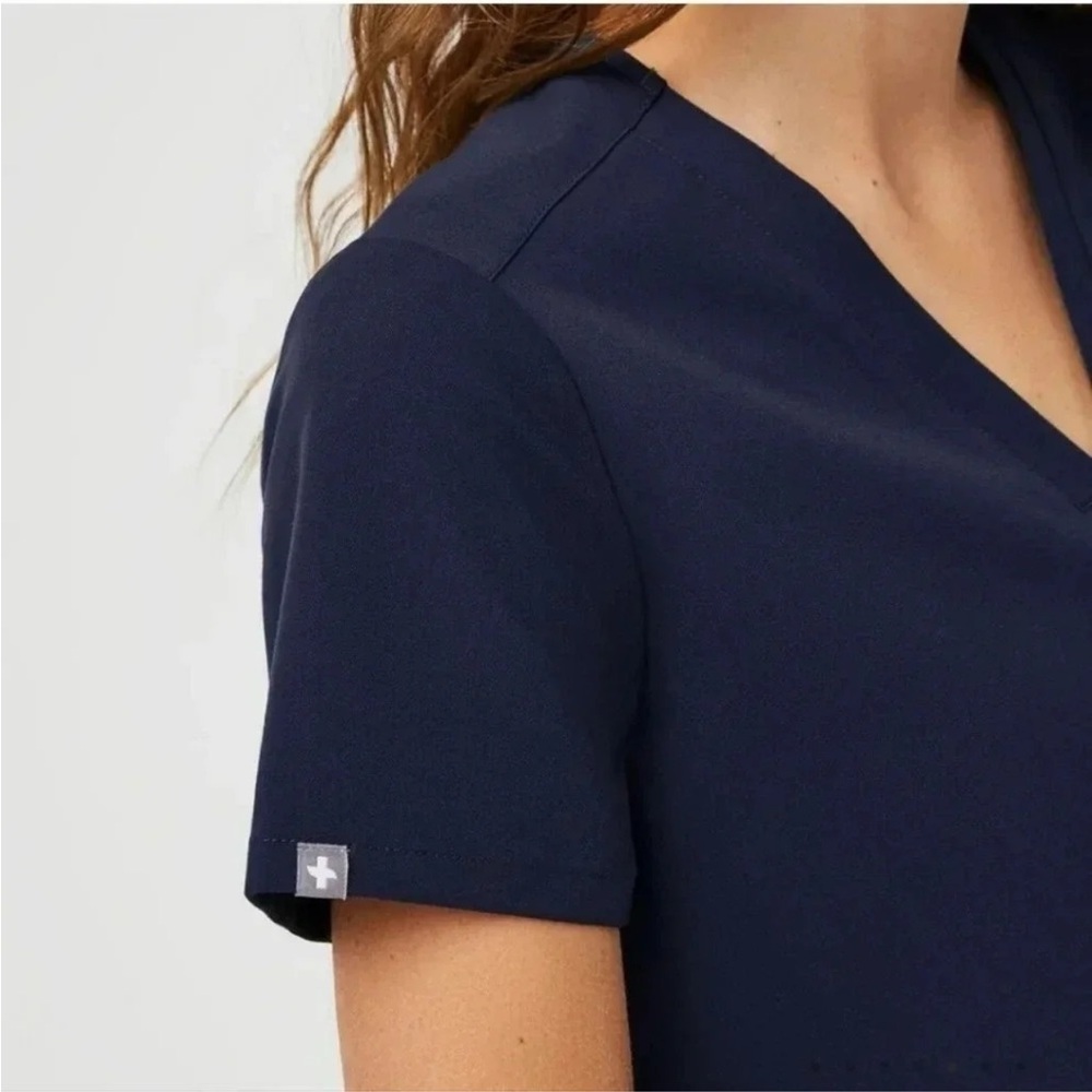 Figs Technical Collection Navy 2 Pocket Top Sz XL - Picture 4 of 8